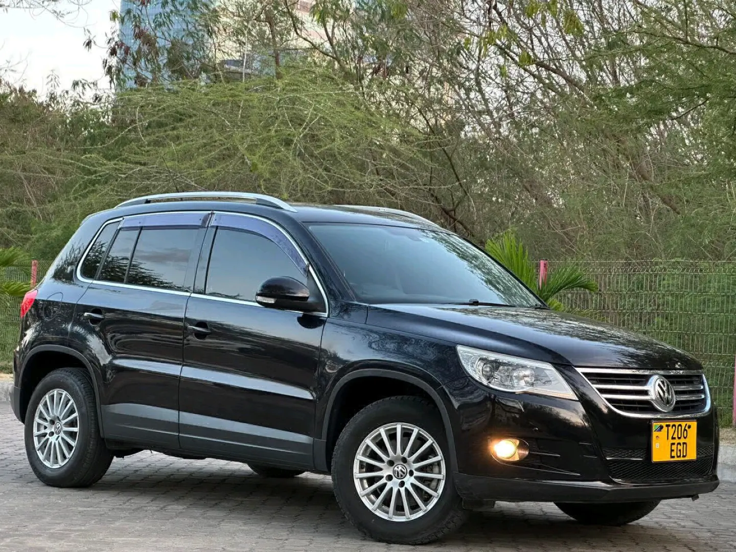 Volkswagen Tiguan SUV 2011 Black thumbnail 3
