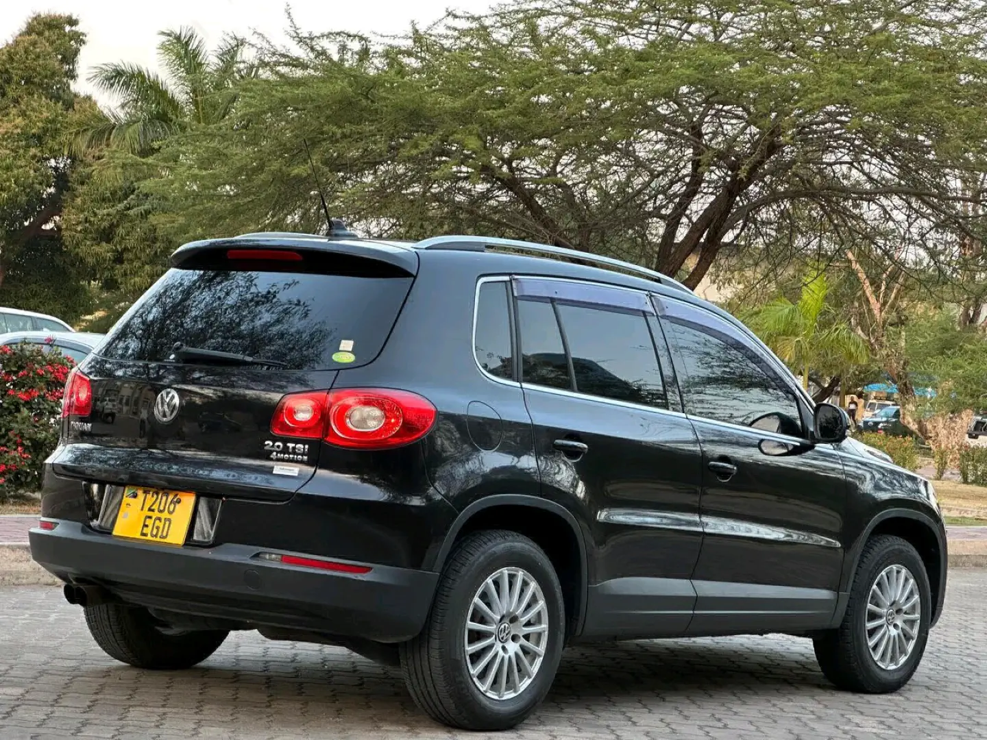 Volkswagen Tiguan SUV 2011 Black thumbnail 4