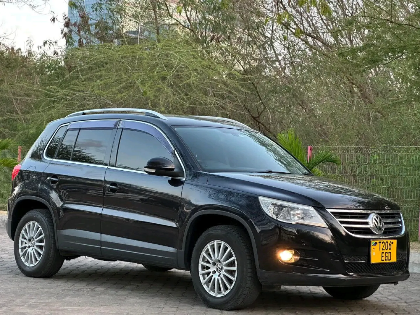 Volkswagen Tiguan SUV 2011 Black thumbnail 5