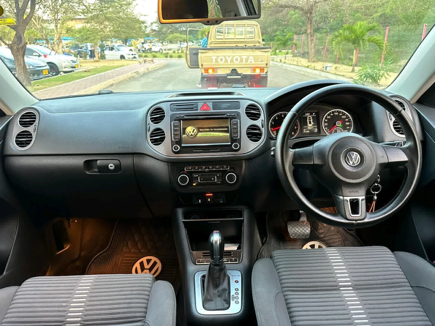 Volkswagen Tiguan SUV 2011 Black thumbnail 6