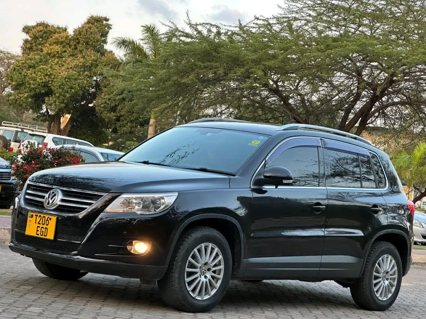 Volkswagen Tiguan SUV 2011 Black thumbnail 9
