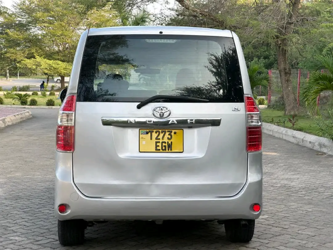 Toyota Noah New Shape 2009 (Silver) thumbnail 3