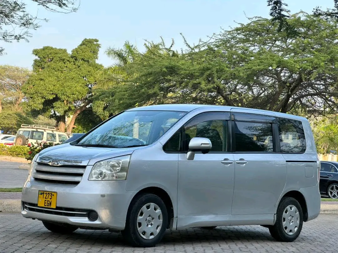 Toyota Noah New Shape 2009 (Silver) thumbnail 4