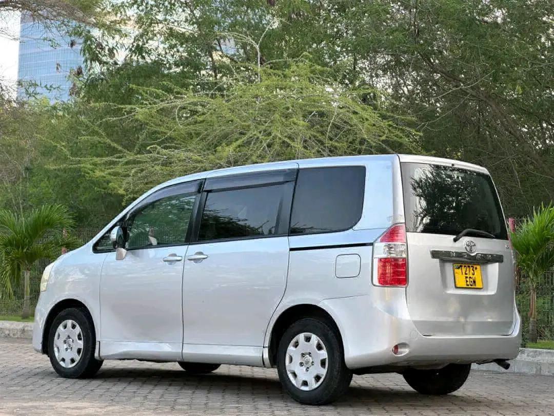 Toyota Noah New Shape 2009 (Silver) thumbnail 5