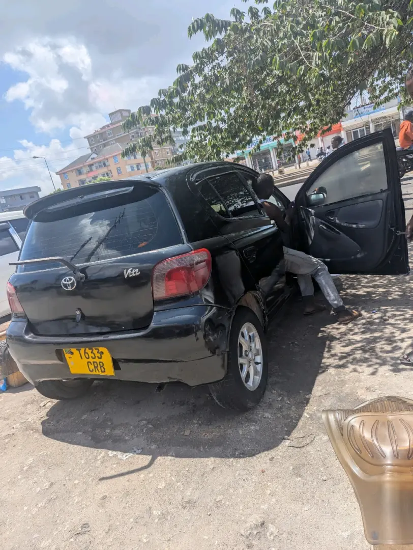 Black Toyota Vitz for Sale thumbnail 5