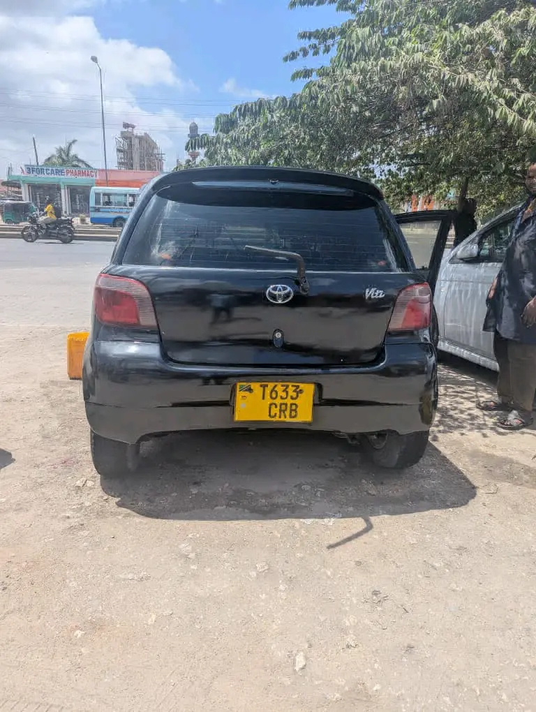 Black Toyota Vitz for Sale thumbnail 6