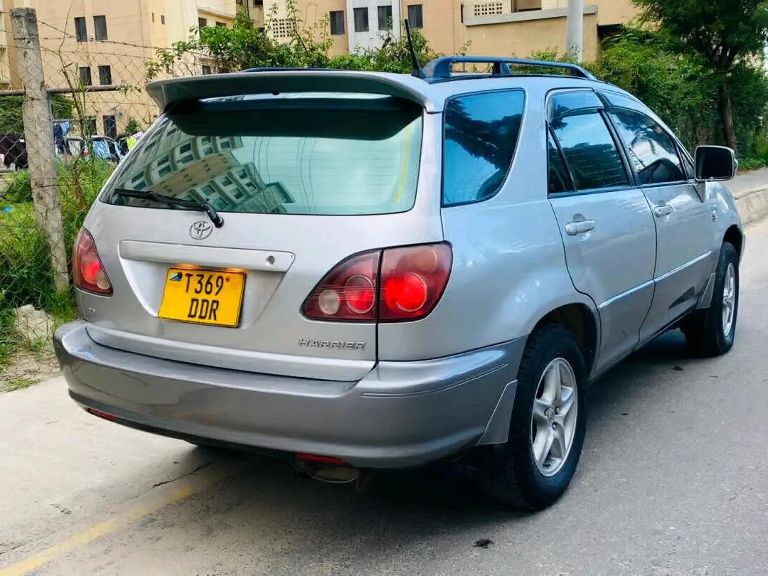 Toyota Harrier 2004 (DDR) thumbnail 4
