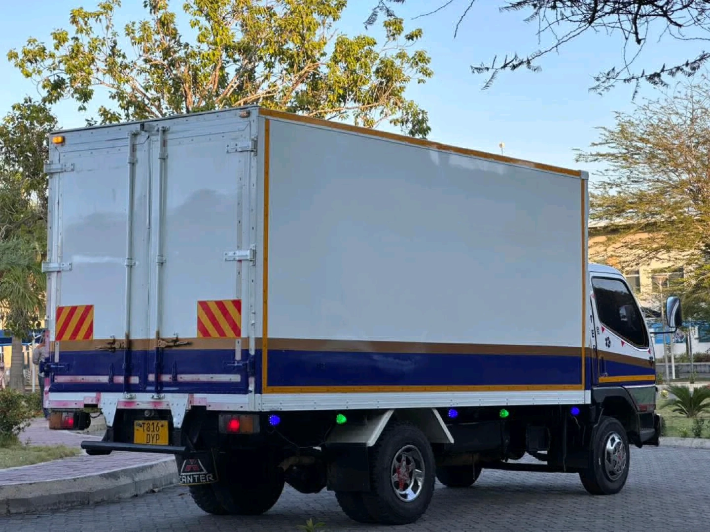 1999 Mitsubishi Canter Box Truck 4869cc thumbnail 3