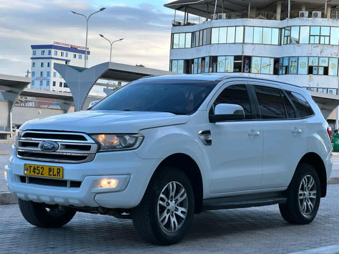 White Ford Everest SUV thumbnail 2
