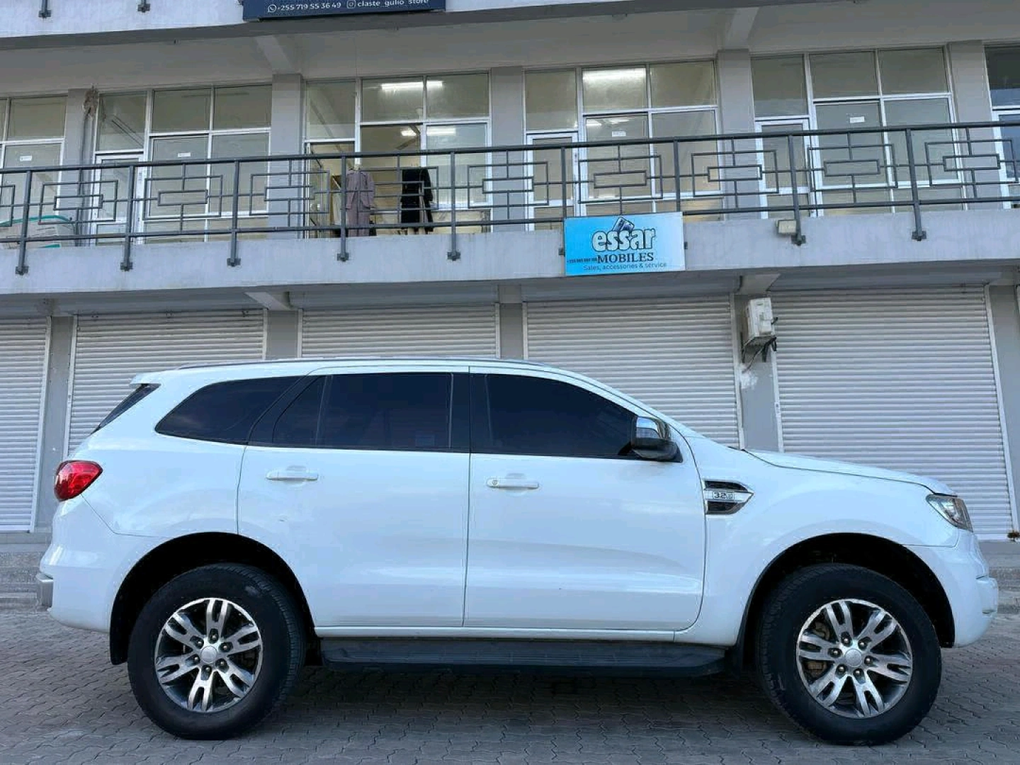 White Ford Everest SUV thumbnail 3