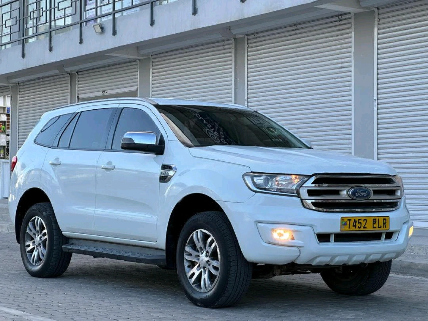 White Ford Everest SUV thumbnail 4