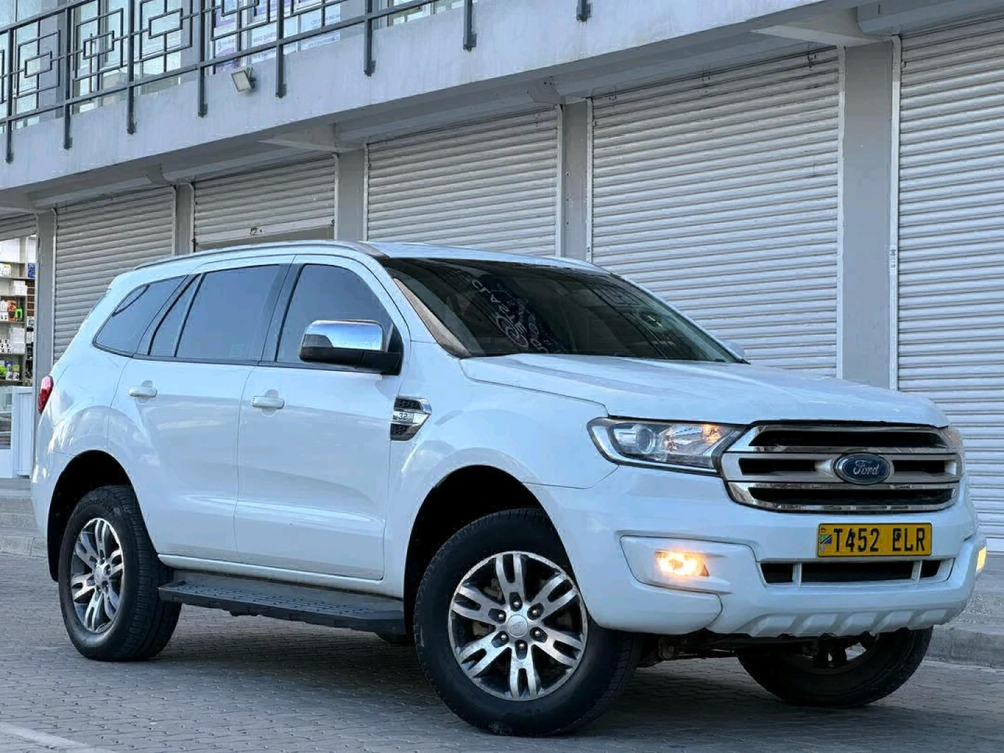 White Ford Everest SUV thumbnail 5