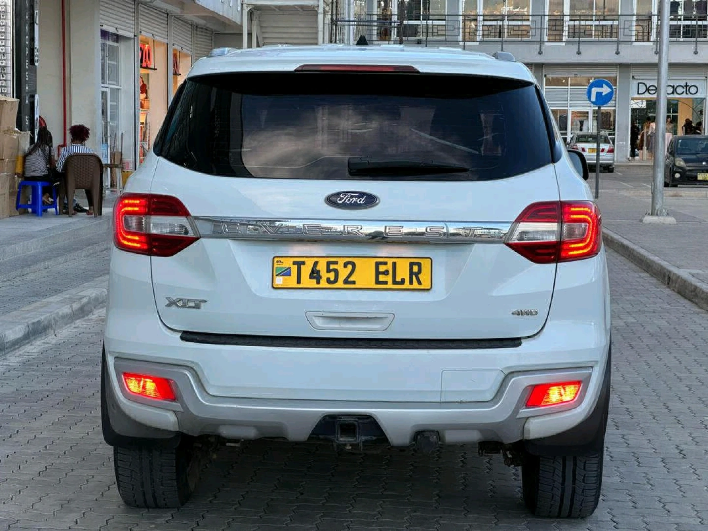 White Ford Everest SUV thumbnail 6