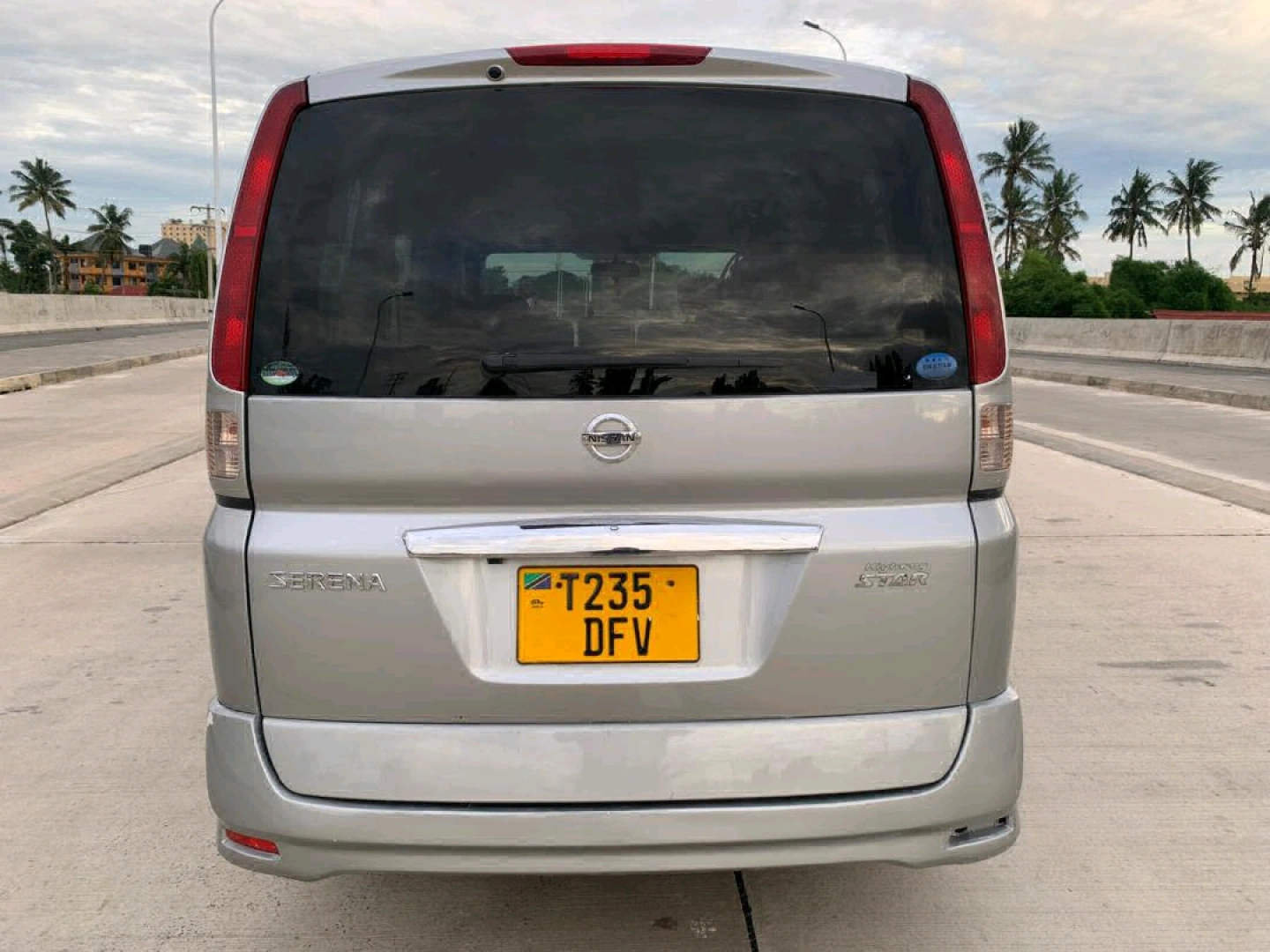 Nissan Serena Minivan for Sale thumbnail 2