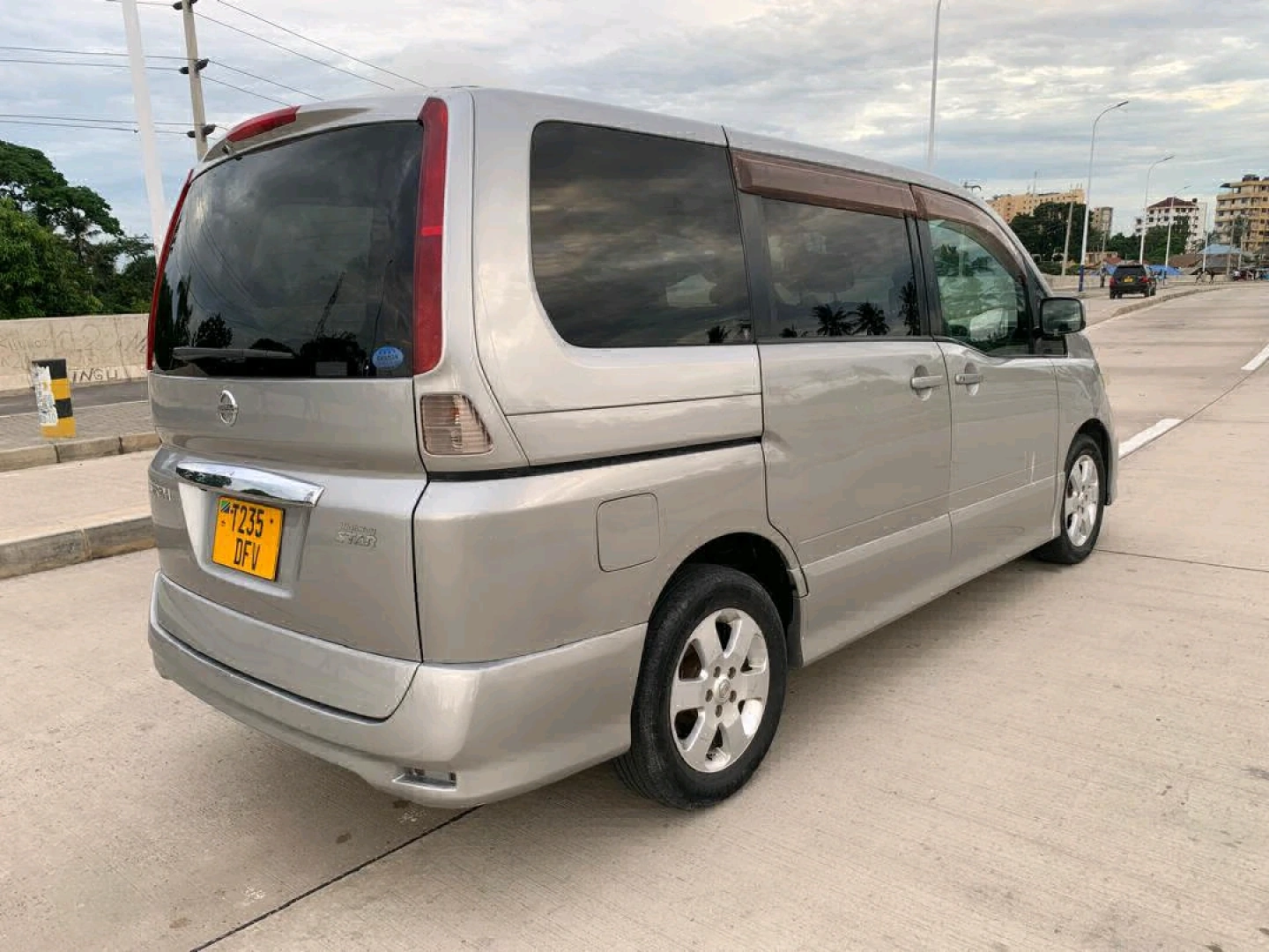 Nissan Serena Minivan for Sale thumbnail 3