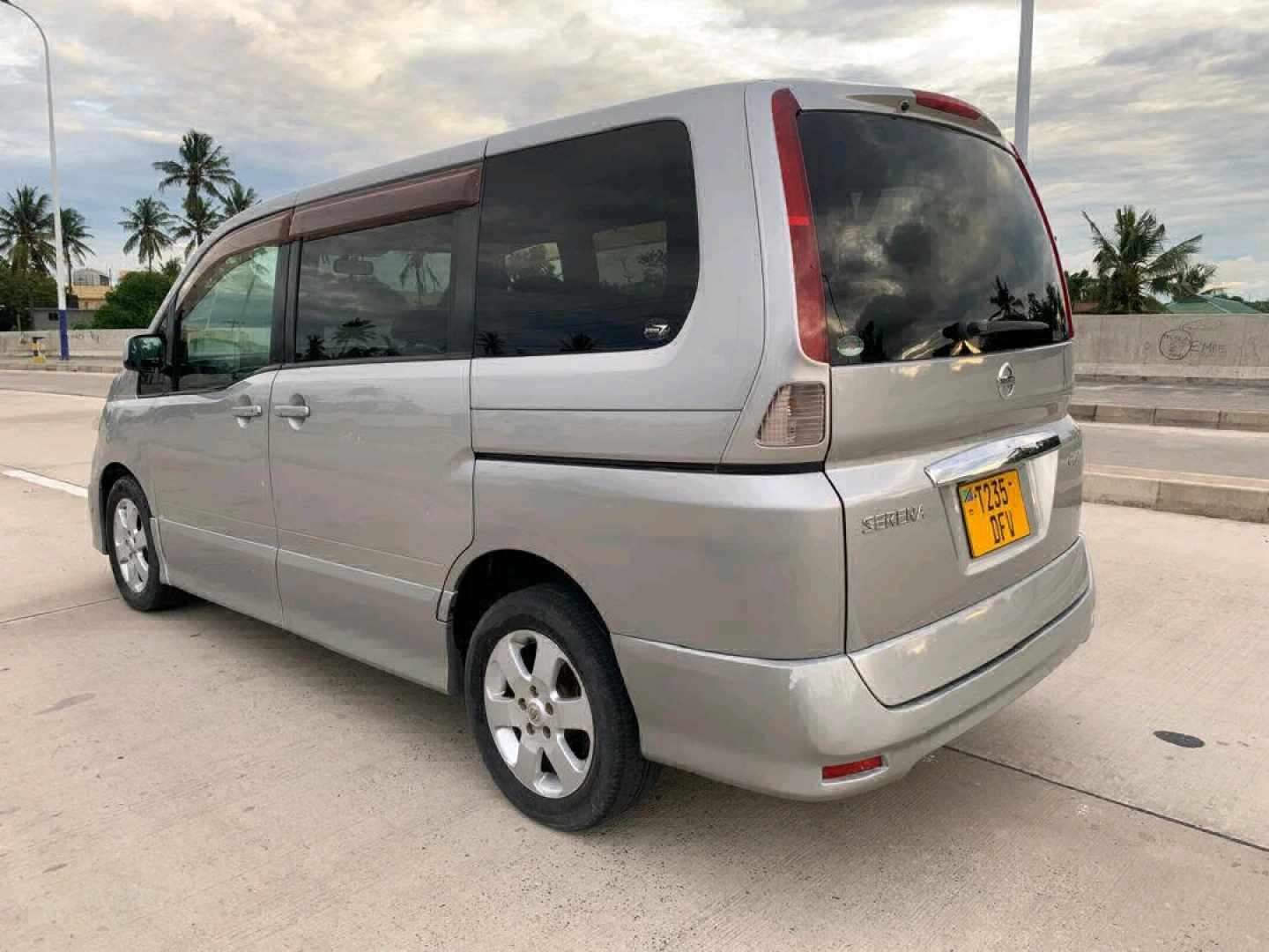 Nissan Serena Minivan for Sale thumbnail 4