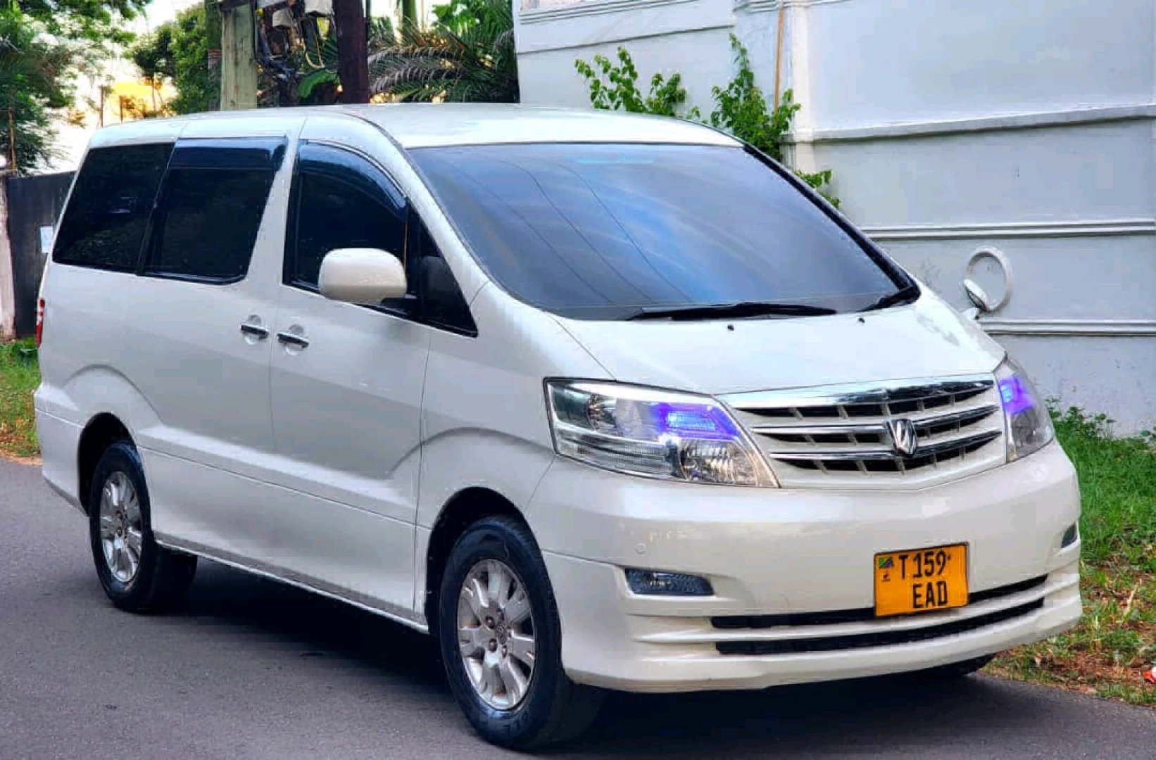 Toyota Alphard Minivan Automatic T 159 EAD thumbnail 2