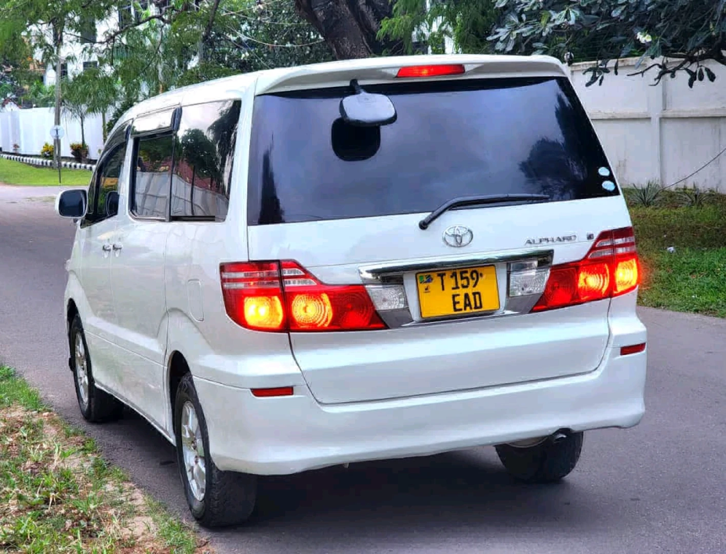 Toyota Alphard Minivan Automatic T 159 EAD thumbnail 4