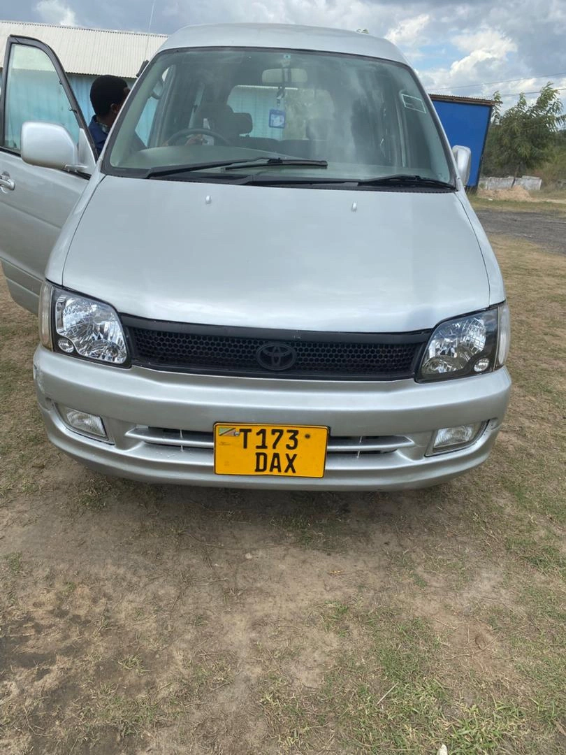 Toyota Noah SR40 Van - Full Documents, AC Working