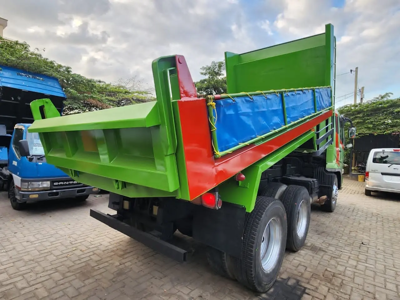 Mitsubishi Fuso Dump Truck (1999) thumbnail 2