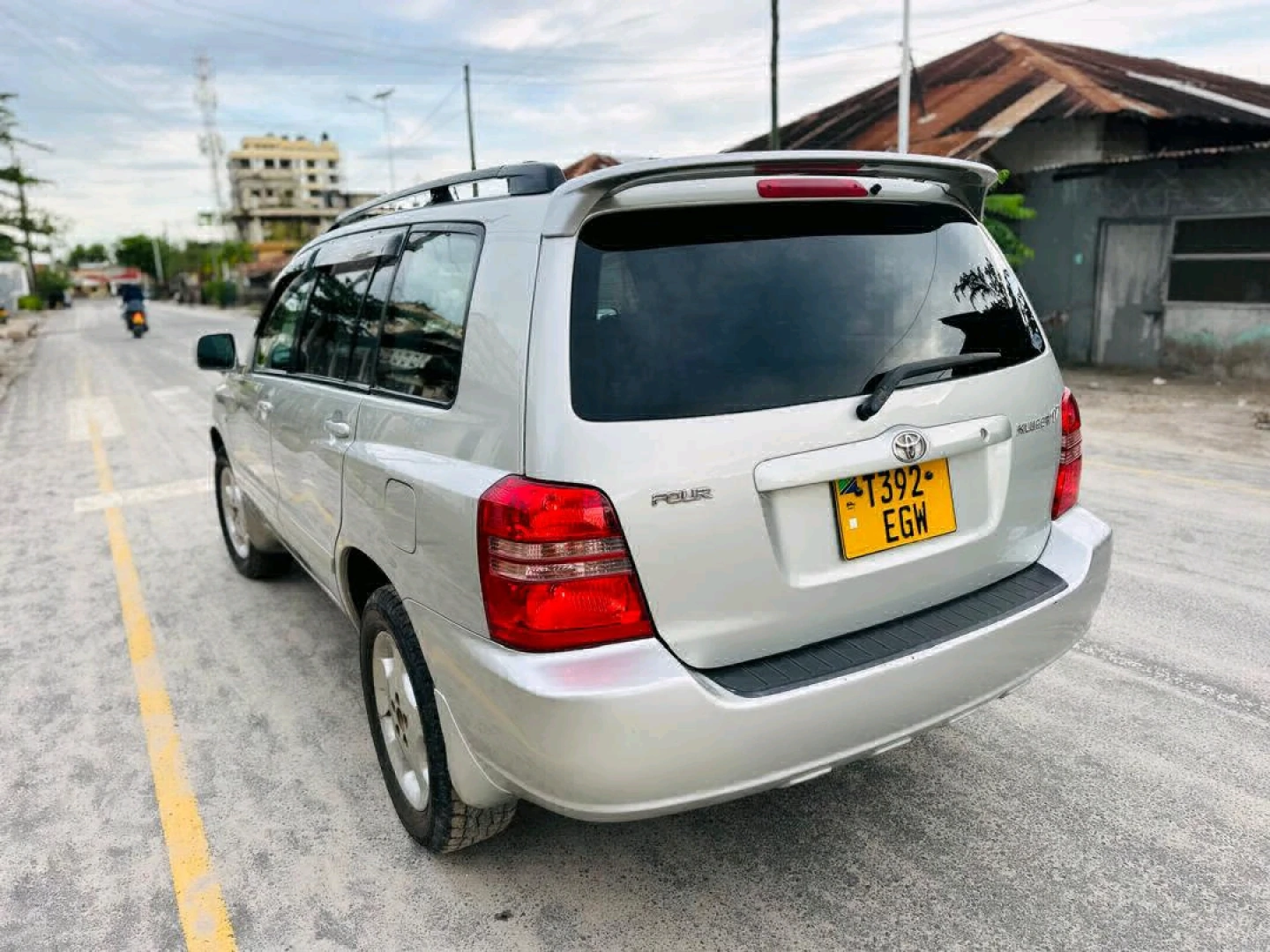 Toyota Kluger 2002 Silver for Sale thumbnail 2