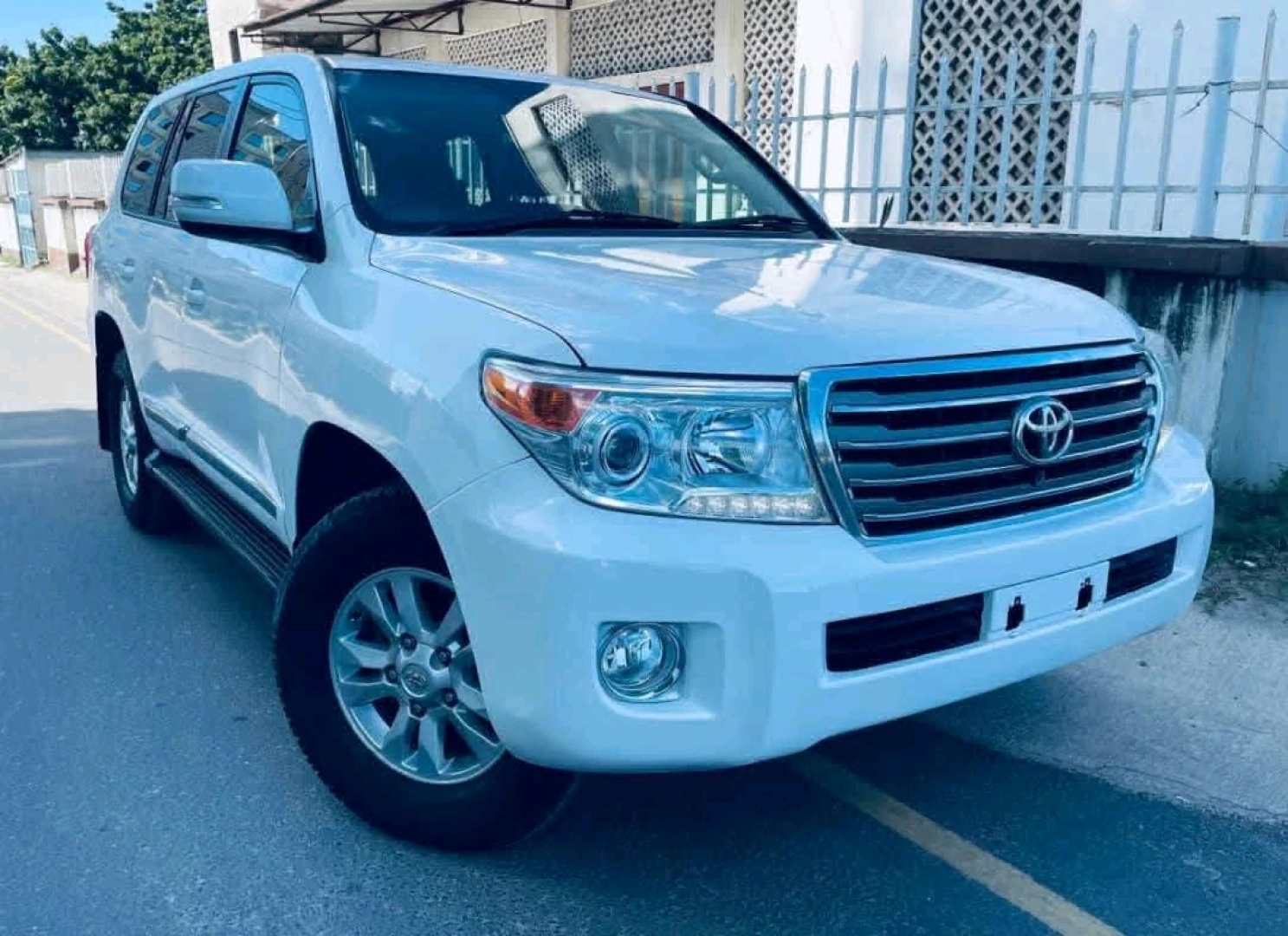 Toyota Land Cruiser LC 200 Series 2013 Double Turbo Diesel thumbnail 3