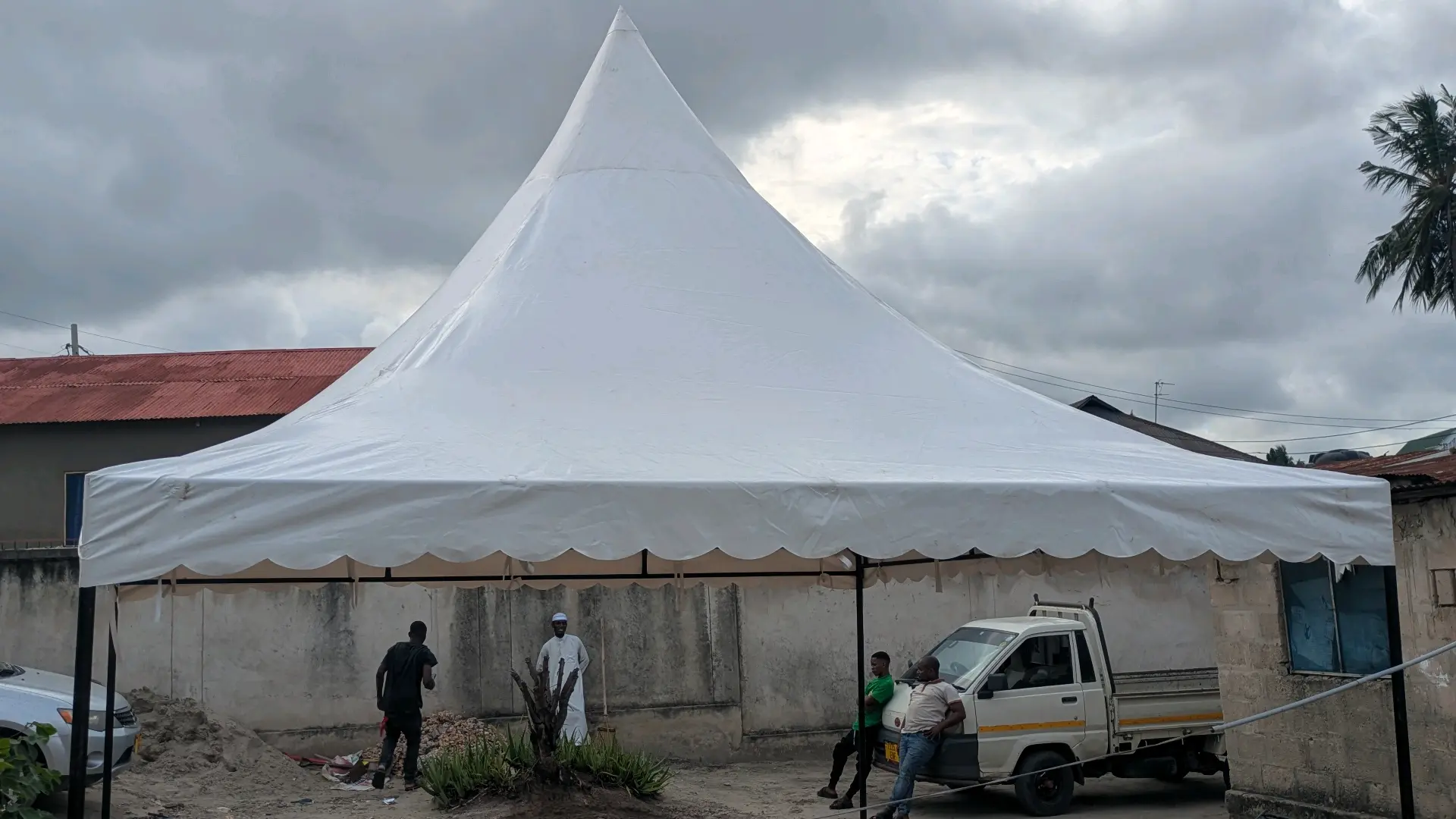 Wauzaji wa Maturubai na Tents Imara