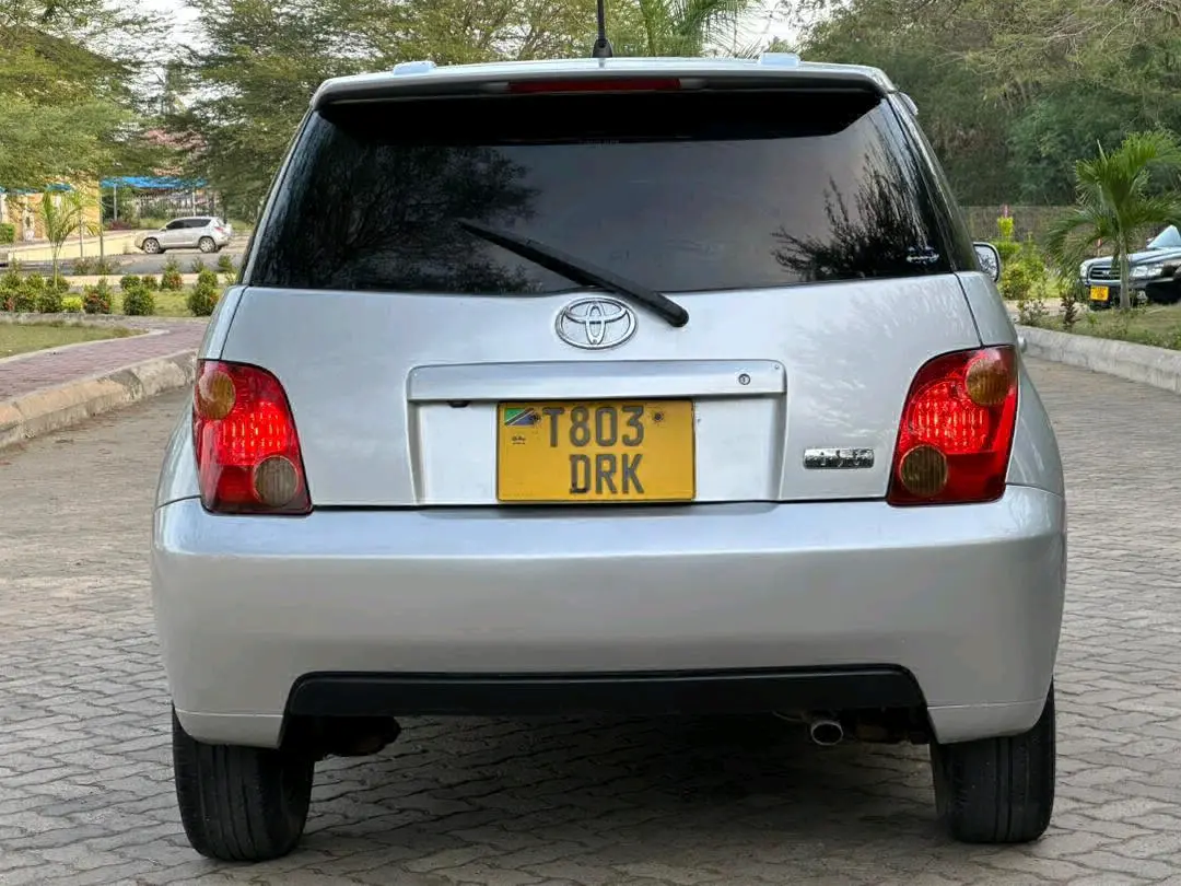 Toyota Ist 2004 Silver Automatic thumbnail 2