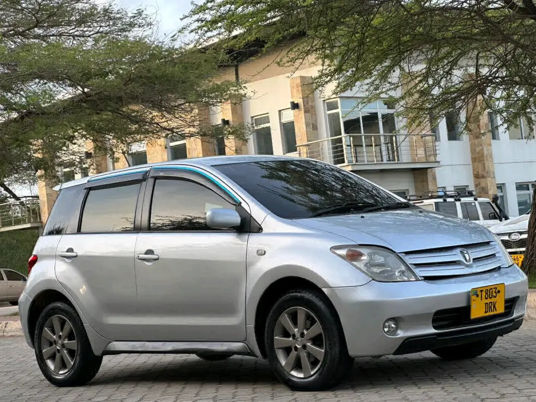 Toyota Ist 2004 Silver Automatic thumbnail 3