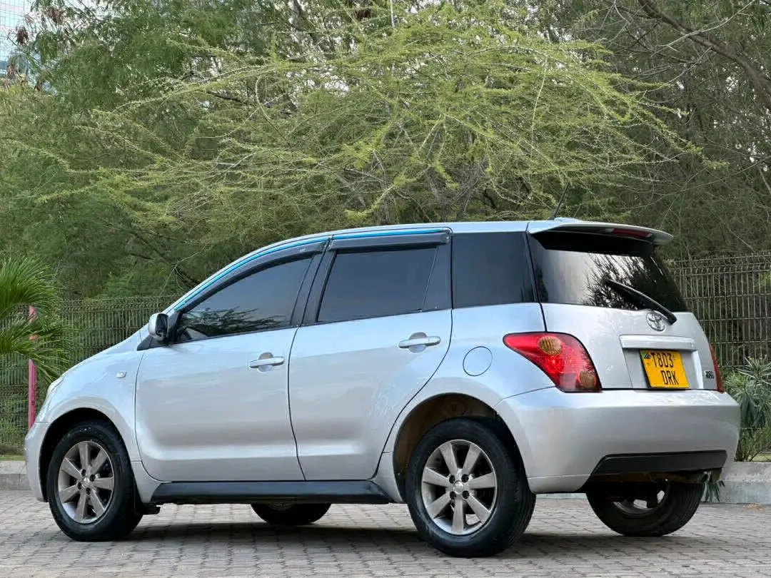 Toyota Ist 2004 Silver Automatic thumbnail 4
