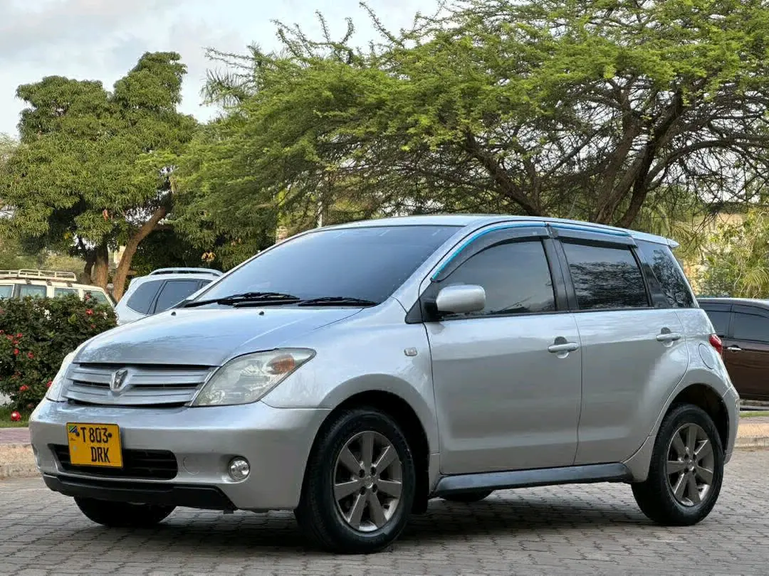 Toyota Ist 2004 Silver Automatic thumbnail 5