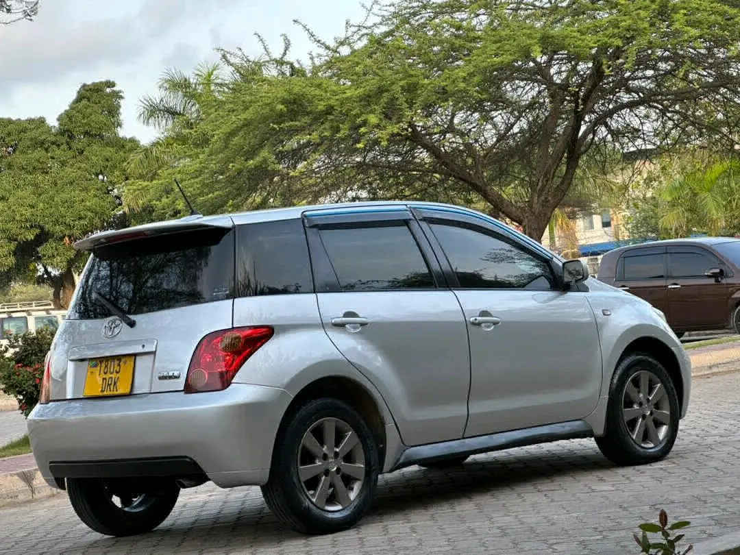 Toyota Ist 2004 Silver Automatic thumbnail 6