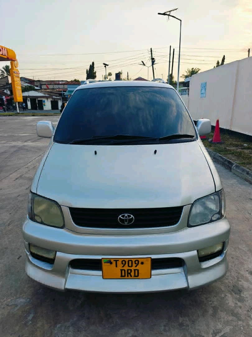 Toyota Noah Road Tourer Van 2002 (1990cc)