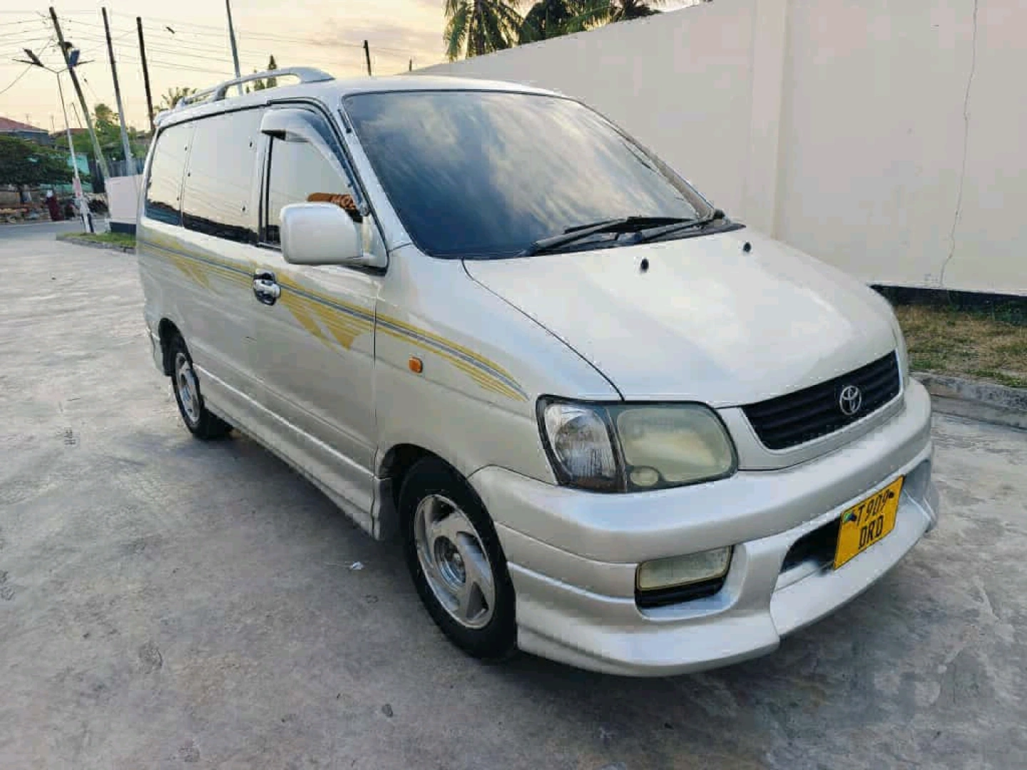 Toyota Noah Road Tourer Van 2002 (1990cc) thumbnail 2