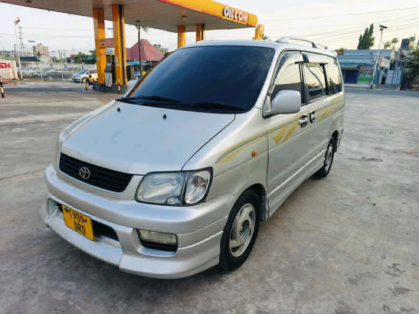 Toyota Noah Road Tourer Van 2002 (1990cc) thumbnail 3