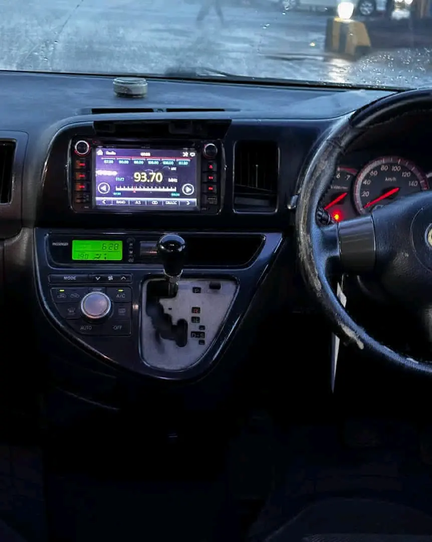 Toyota Wish thumbnail 5