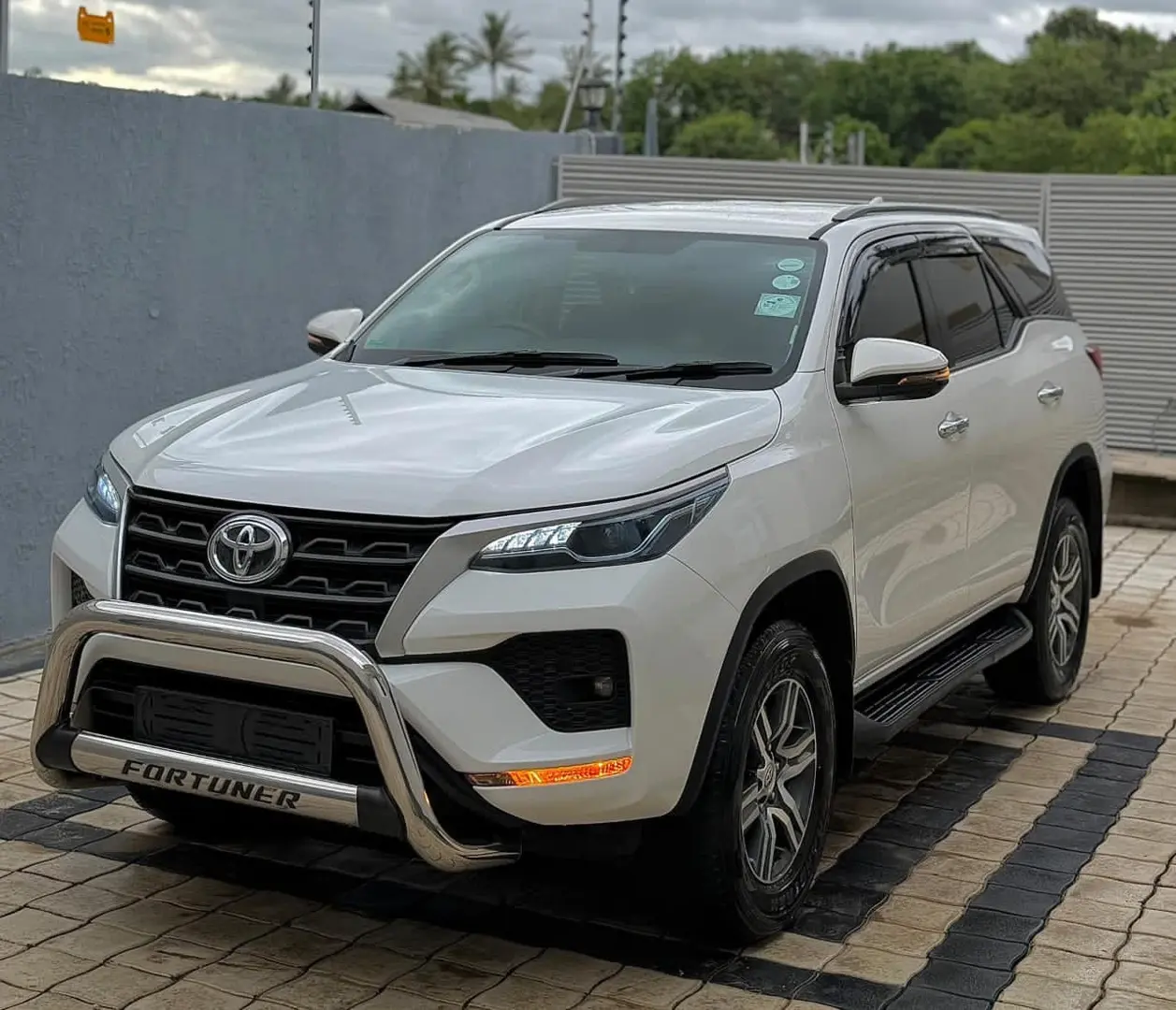 2022 Toyota Fortuner 2.4L SUV thumbnail 5