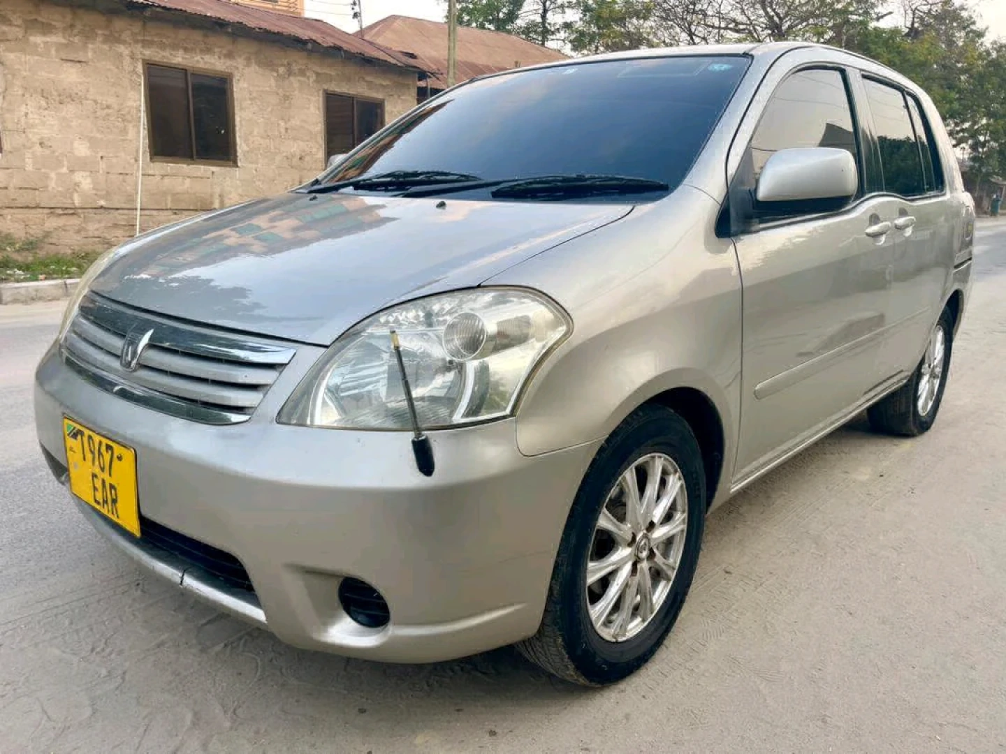Toyota Raum G Minivan Silver Low Mileage