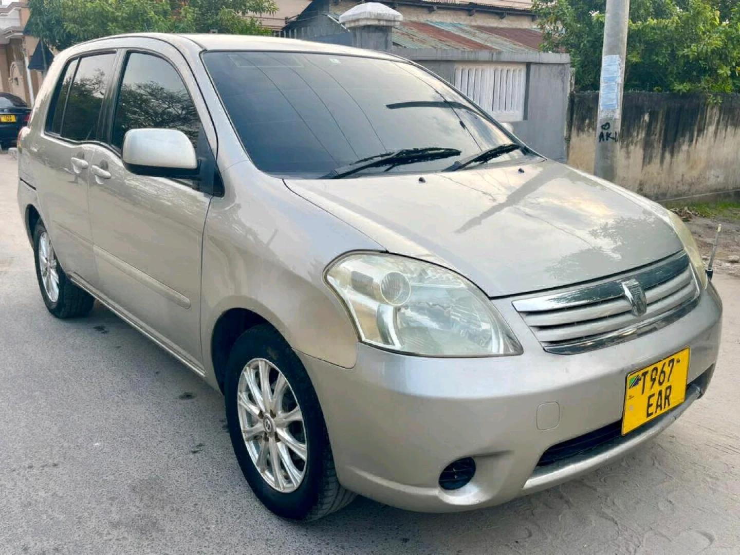 Toyota Raum G Minivan Silver Low Mileage thumbnail 2