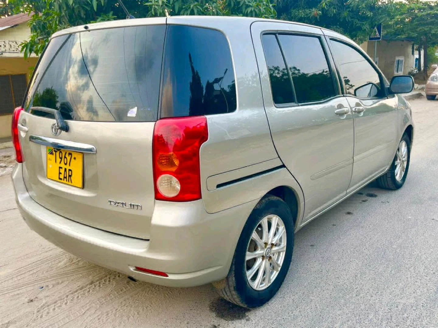 Toyota Raum G Minivan Silver Low Mileage thumbnail 3