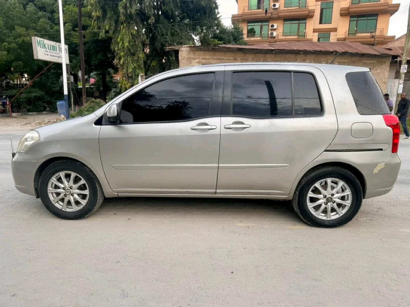 Toyota Raum G Minivan Silver Low Mileage thumbnail 4