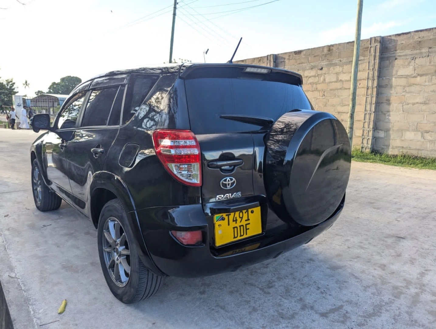 Toyota RAV4 Nyeusi (Full AC, Good Engine)