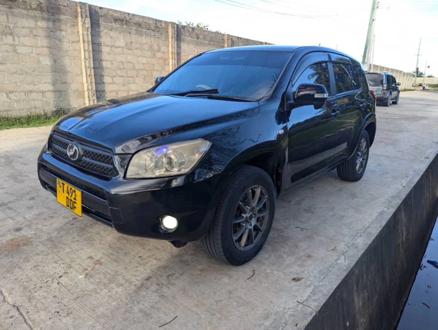 Toyota RAV4 Nyeusi (Full AC, Good Engine) thumbnail 5