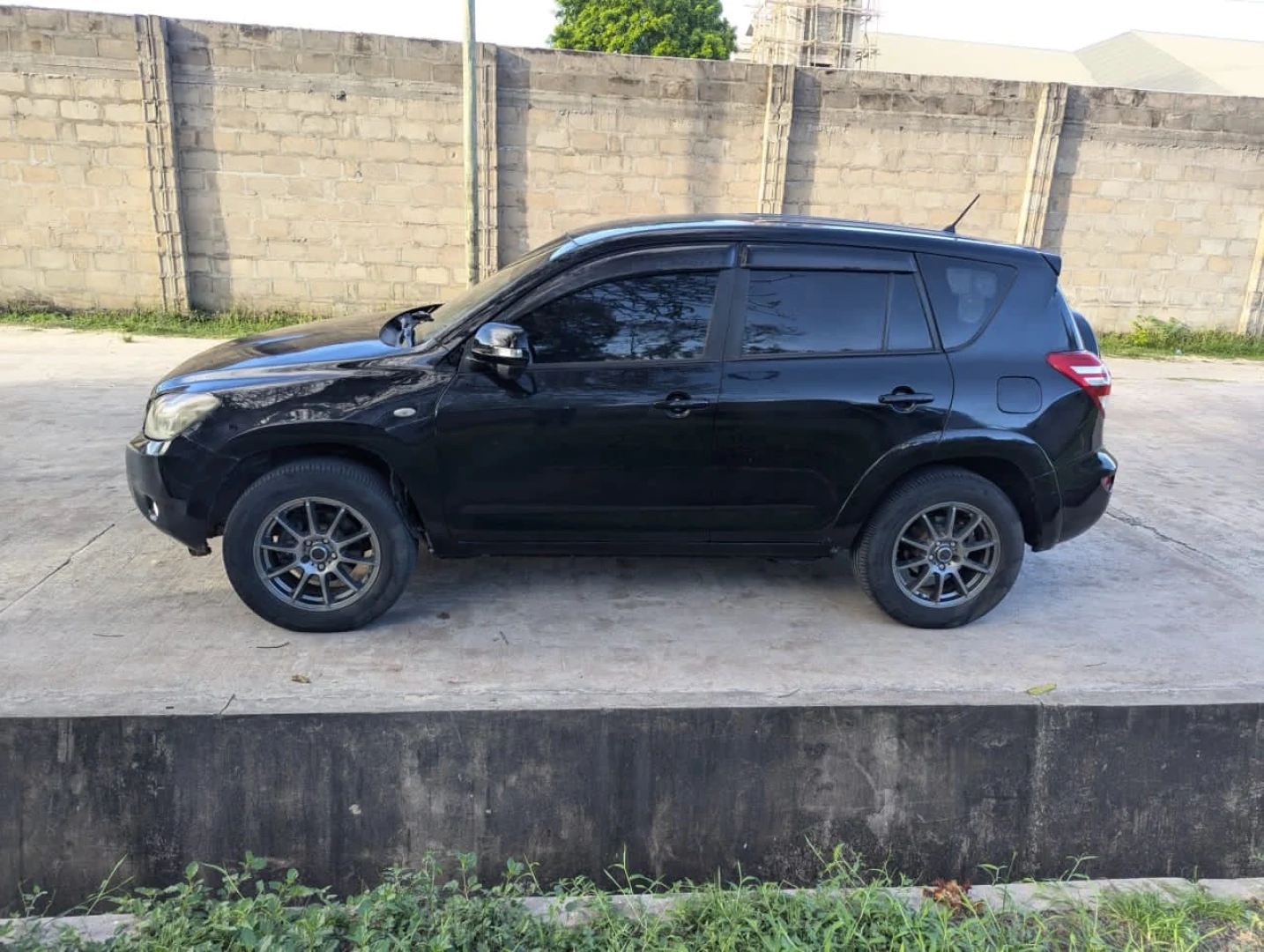 Toyota RAV4 Nyeusi (Full AC, Good Engine) thumbnail 7