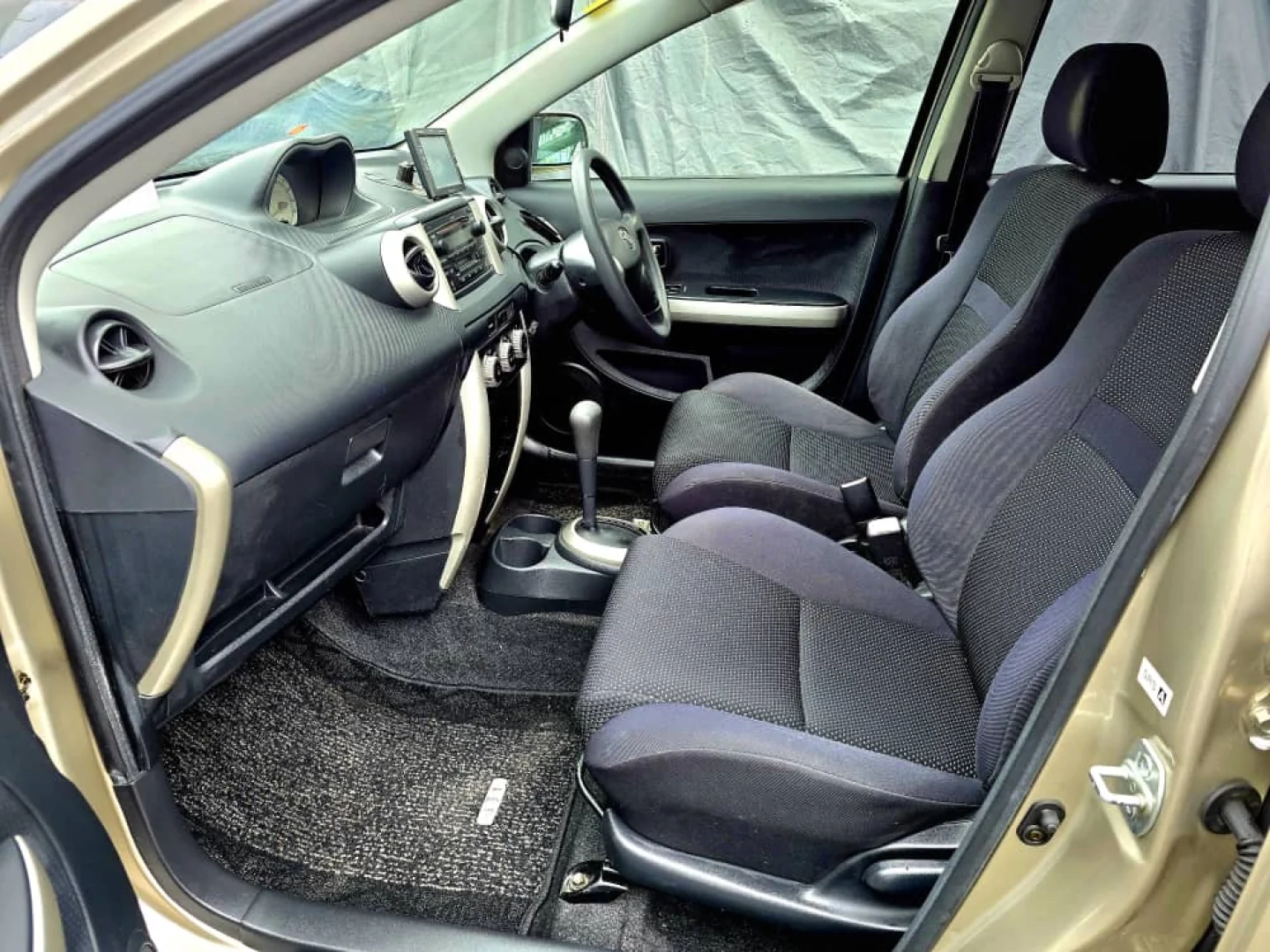 Toyota IST 2004 Automatic (1298cc) thumbnail 2