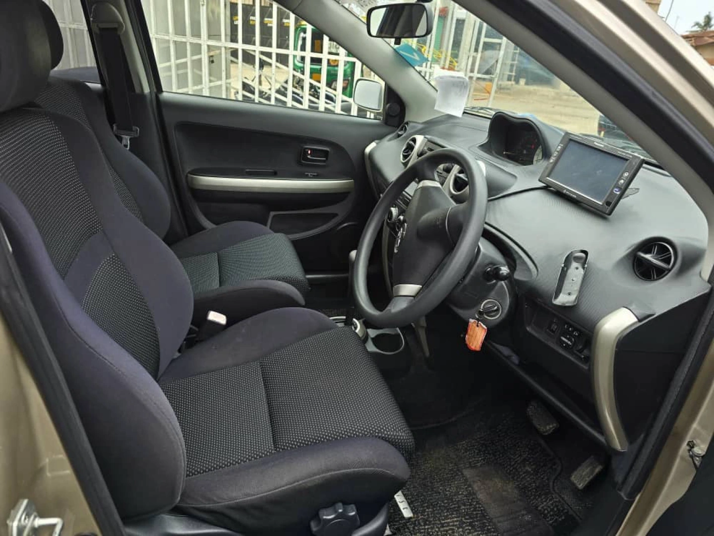 Toyota IST 2004 Automatic (1298cc) thumbnail 6