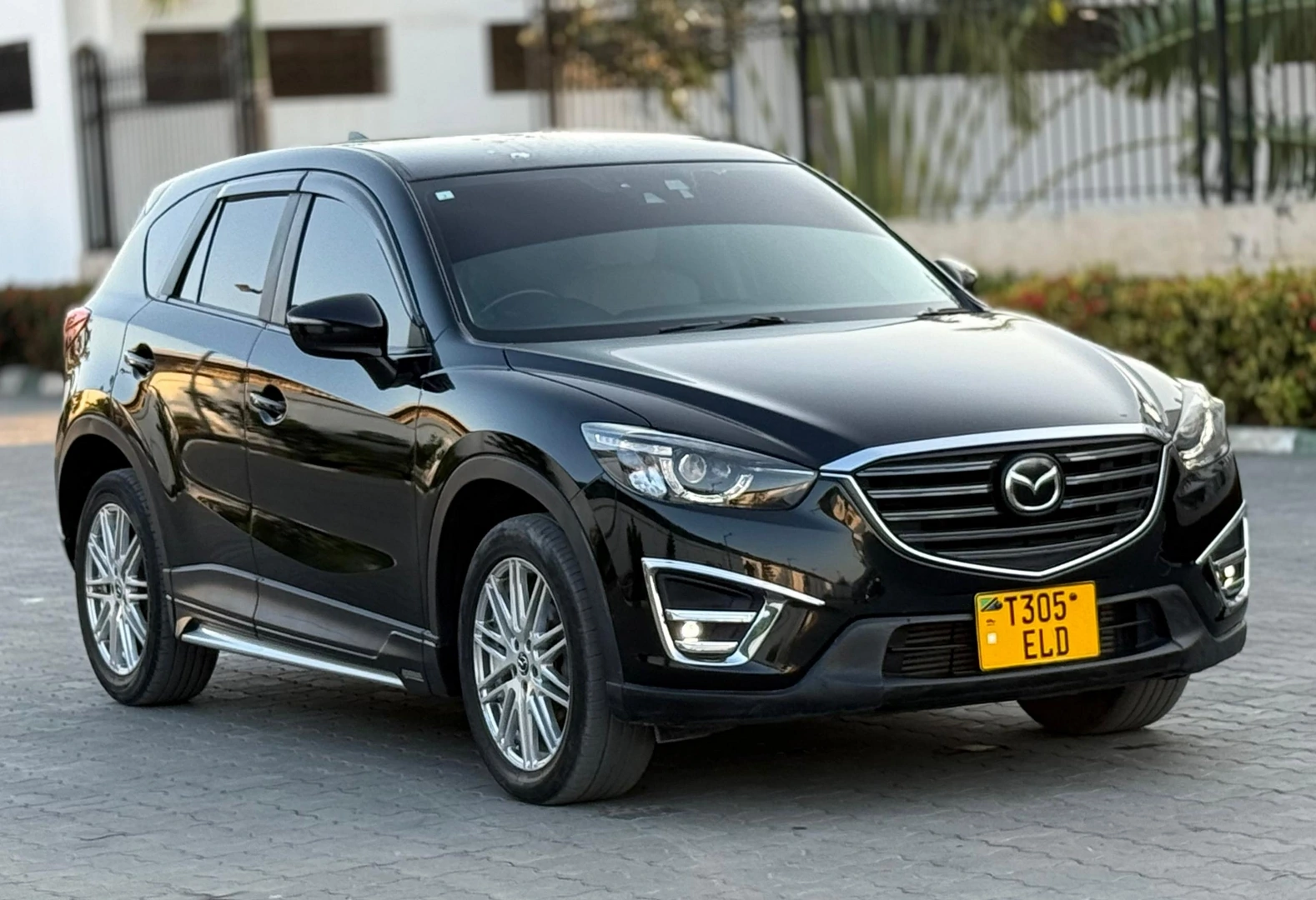 Black Mazda CX-5 SUV 2015 (2190cc)