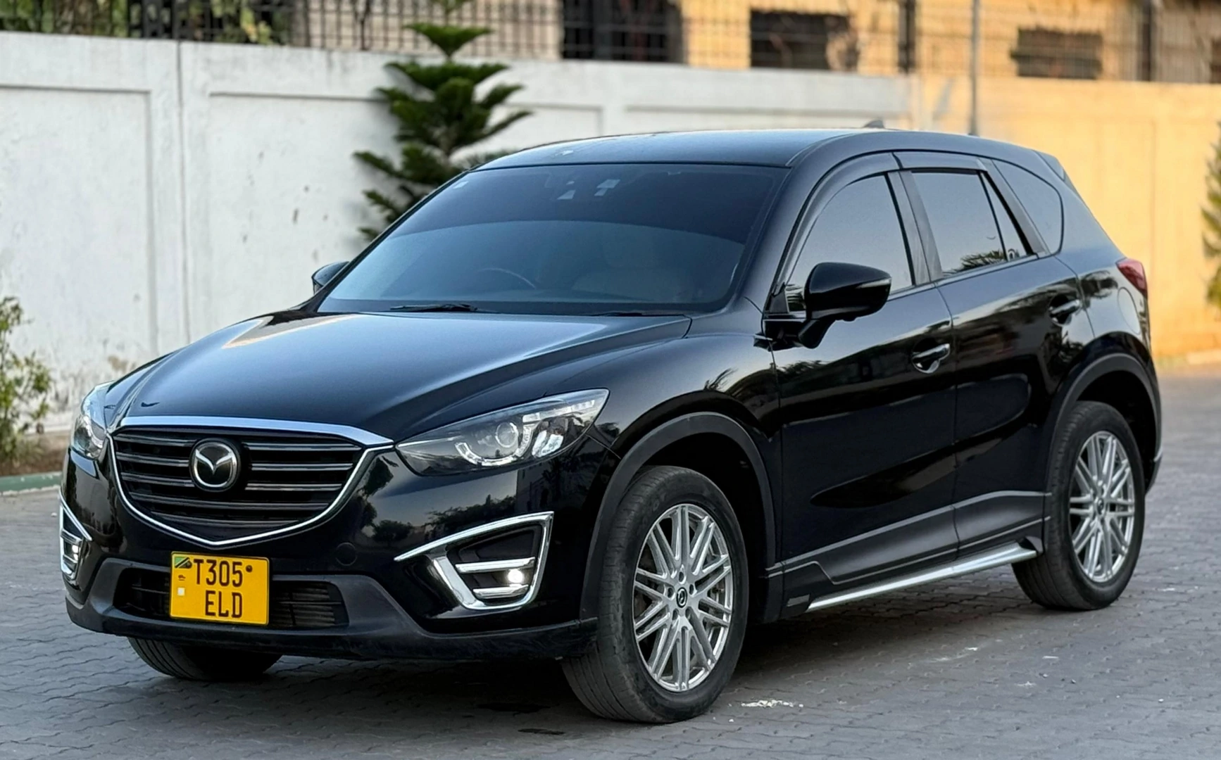 Black Mazda CX-5 SUV 2015 (2190cc) thumbnail 2
