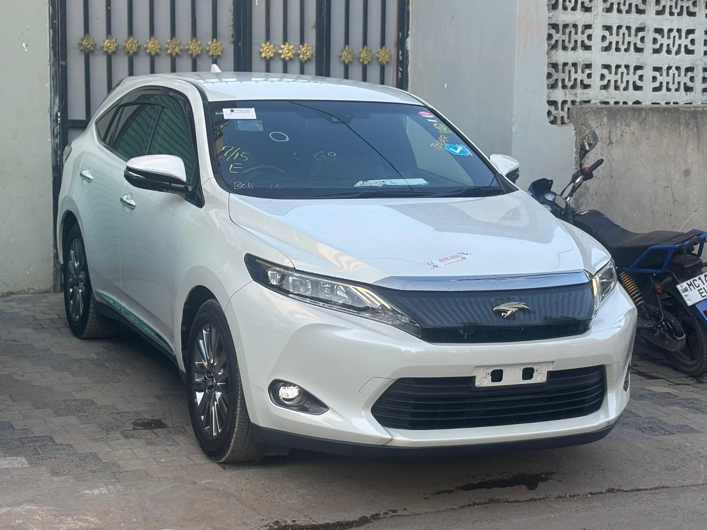 Unregistered 2015 Toyota Harrier (Anaconda) thumbnail 2