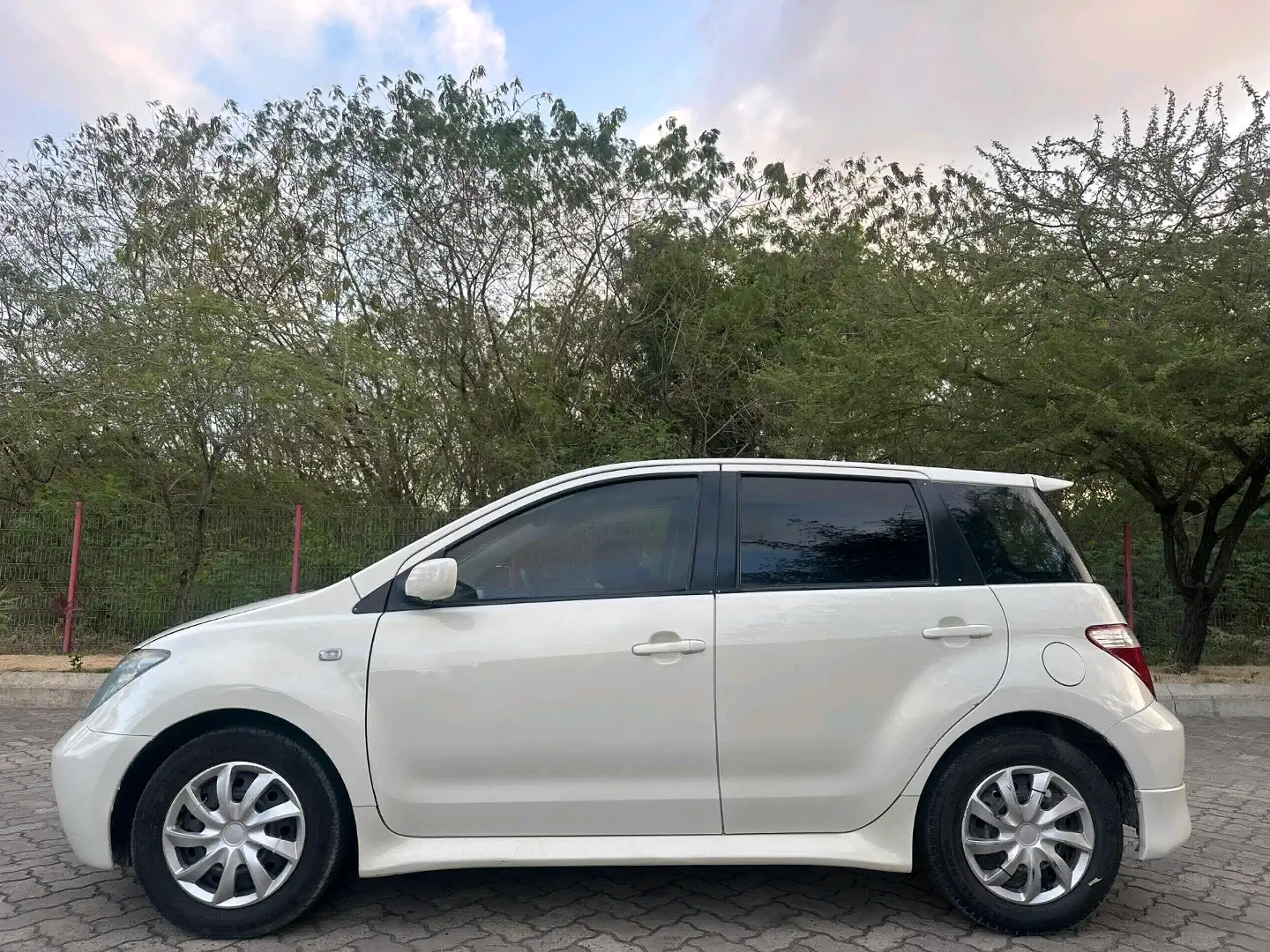 Toyota Ist 2003 Model 1298cc thumbnail 3